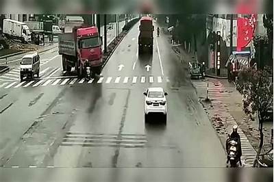 车祸的惊险瞬间：探讨安全驾驶的关键性与事故预防