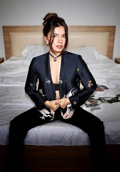展现女性魅力的抖阴舞：时尚与艺术的完美结合