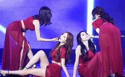 韩国女团精彩抖阴舞表演，震撼全场的魅力瞬间！